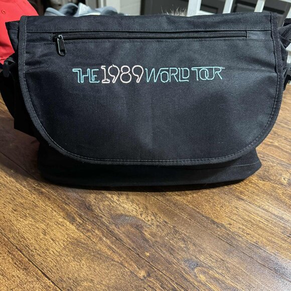 Taylor Swift 1989 World Tour Black Messenger Bag - Picture 1 of 3